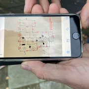 Grondige inspectie voor het boren van ventilatiegaten kruipruimte ventilatie specialist