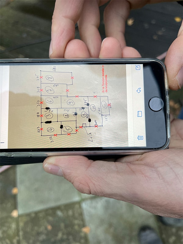Grondige inspectie voor het boren van ventilatiegaten kruipruimte ventilatie specialist