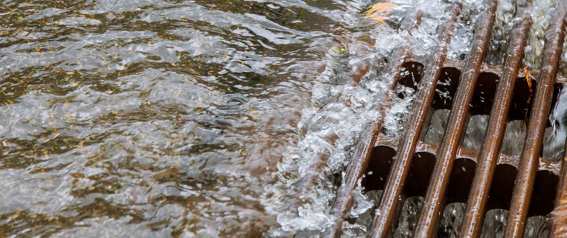 Wateroverlast in de kruipruimte door heftige regenval