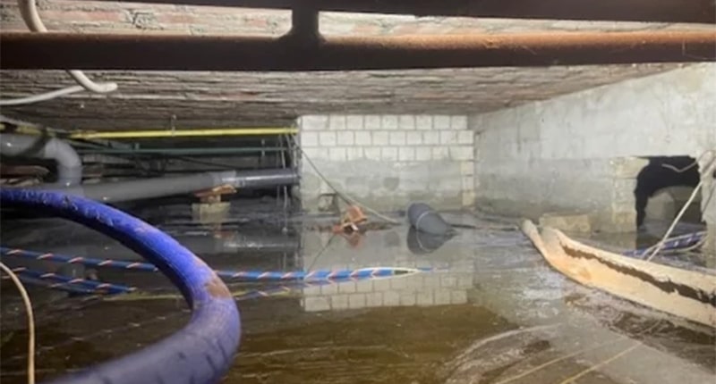 Kruipruimte Ventilatie Specialist brengt ventilatiegaten en bodemfolie aan in kruipruimte Roosendaal
