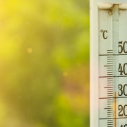 Last van muffe geur in huis? Kruipruimte ventilatie voorkomt zomercondensatie en houdt uw woning fris en droog.